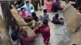 pelabuhan kayu tua—satu-satunya akses transportasi air di Dusun Tajur Resun, Desa Barang ambruk saat puluhan tamu undangan hendak pulang | f. Warga