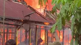 Kebakaran hebat terjadi di Kelurahan Senayang, Kabupaten Lingga, pada Selasa pagi, 8 April 2025. | f. Ist