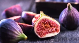 Buah tin, yang dikenal juga dengan nama fig, bukan sekadar buah biasa. Dalam sejarah dan kitab suci, buah ini disebut sebagai 