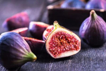 Buah tin, yang dikenal juga dengan nama fig, bukan sekadar buah biasa. Dalam sejarah dan kitab suci, buah ini disebut sebagai 