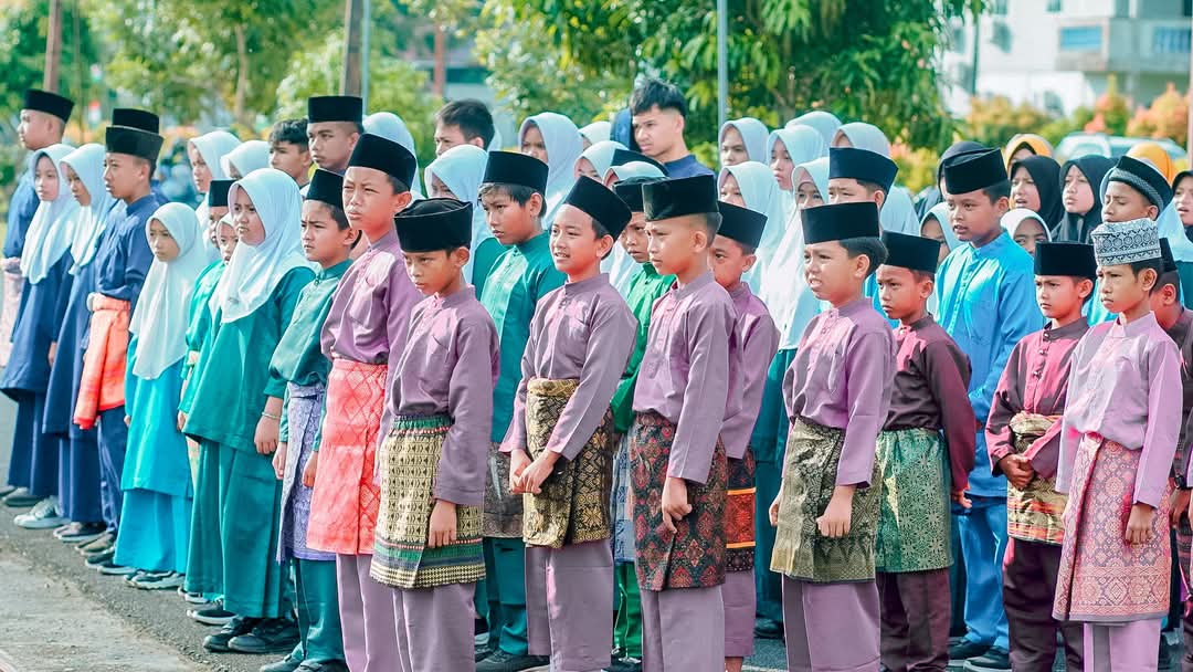 Pemerintah Kabupaten Lingga menggelar upacara peringatan Hari Pendidikan Nasional (Hardiknas) 2025 dengan khidmat di halaman Kantor Bupati Lingga, Jumat (2/5/2025) | f. Diskominfo lingga