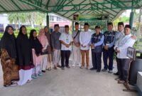 Sekretaris Daerah Kabupaten Lingga, H. Armia, S.Pd., M.IP, melakukan kunjungan ke Asrama Haji Embarkasi Batam pada Jumat (2/5/2024) untuk memberikan dukungan moril kepada Jemaah Calon Haji (JCH) asal Kabupaten Lingga yang dijadwalkan berangkat ke Tanah Suci esok hari | f. Diskominfo Lingga