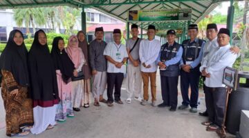 Sekretaris Daerah Kabupaten Lingga, H. Armia, S.Pd., M.IP, melakukan kunjungan ke Asrama Haji Embarkasi Batam pada Jumat (2/5/2024) untuk memberikan dukungan moril kepada Jemaah Calon Haji (JCH) asal Kabupaten Lingga yang dijadwalkan berangkat ke Tanah Suci esok hari | f. Diskominfo Lingga