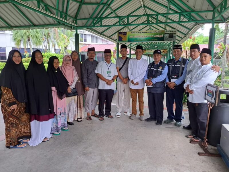 Sekretaris Daerah Kabupaten Lingga, H. Armia, S.Pd., M.IP, melakukan kunjungan ke Asrama Haji Embarkasi Batam pada Jumat (2/5/2024) untuk memberikan dukungan moril kepada Jemaah Calon Haji (JCH) asal Kabupaten Lingga yang dijadwalkan berangkat ke Tanah Suci esok hari | f. Diskominfo Lingga
