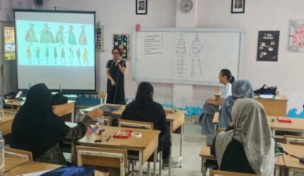 Dewan Kerajinan Nasional Daerah (Dekranasda) Kabupaten Lingga mengirimkan dua pengrajin Tudung Manto terbaiknya untuk mengikuti Program Inkubasi Wastra, Fesyen, dan Mamin Olahan yang diselenggarakan oleh Bank Indonesia Provinsi Kepulauan Riau | f. Dekranasda Lingga