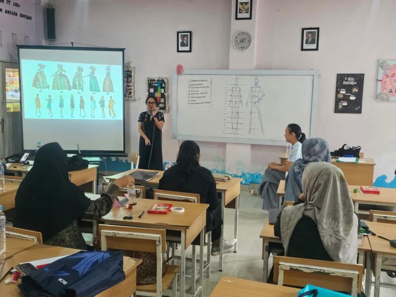 Dewan Kerajinan Nasional Daerah (Dekranasda) Kabupaten Lingga mengirimkan dua pengrajin Tudung Manto terbaiknya untuk mengikuti Program Inkubasi Wastra, Fesyen, dan Mamin Olahan yang diselenggarakan oleh Bank Indonesia Provinsi Kepulauan Riau | f. Dekranasda Lingga