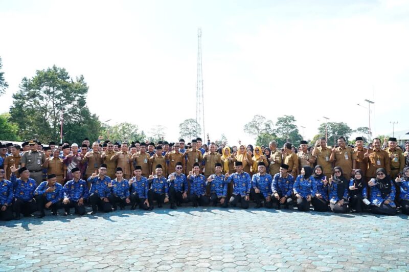 Bupati Lingga Lantik 406 CPNS Formasi 2024: Tegaskan Loyalitas, Tegur Pegawai Malas, dan Dorong Inovasi ASN Muda | f. Diskominfo Lingga
