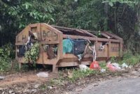 Salah satu potret bak kontainer sampah memprihatinkan itu tampak jelas di Desa Tanjung Harapan | vatawari