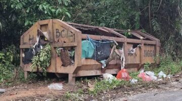 Salah satu potret bak kontainer sampah memprihatinkan itu tampak jelas di Desa Tanjung Harapan | vatawari