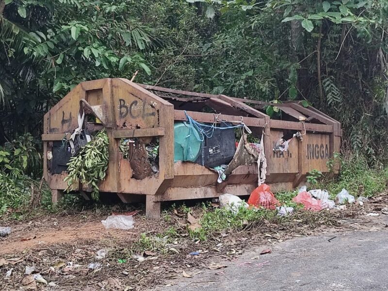 Salah satu potret bak kontainer sampah memprihatinkan itu tampak jelas di Desa Tanjung Harapan | vatawari