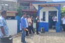 Sejumlah warga yang tergabung dalam Masyarakat Peduli Kabupaten Lingga menggelar aksi damai di depan Kantor Unit Penyelenggara Pelabuhan (UPP) Kelas III Dabo Singkep, Senin (5/5/2025) | f. Red