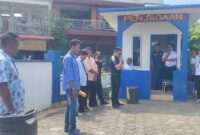 Sejumlah warga yang tergabung dalam Masyarakat Peduli Kabupaten Lingga menggelar aksi damai di depan Kantor Unit Penyelenggara Pelabuhan (UPP) Kelas III Dabo Singkep, Senin (5/5/2025) | f. Red