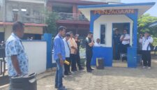 Sejumlah warga yang tergabung dalam Masyarakat Peduli Kabupaten Lingga menggelar aksi damai di depan Kantor Unit Penyelenggara Pelabuhan (UPP) Kelas III Dabo Singkep, Senin (5/5/2025) | f. Red