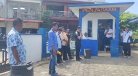 Sejumlah warga yang tergabung dalam Masyarakat Peduli Kabupaten Lingga menggelar aksi damai di depan Kantor Unit Penyelenggara Pelabuhan (UPP) Kelas III Dabo Singkep, Senin (5/5/2025) | f. Red