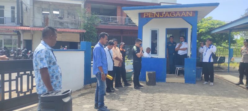 Sejumlah warga yang tergabung dalam Masyarakat Peduli Kabupaten Lingga menggelar aksi damai di depan Kantor Unit Penyelenggara Pelabuhan (UPP) Kelas III Dabo Singkep, Senin (5/5/2025) | f. Red