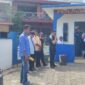 Sejumlah warga yang tergabung dalam Masyarakat Peduli Kabupaten Lingga menggelar aksi damai di depan Kantor Unit Penyelenggara Pelabuhan (UPP) Kelas III Dabo Singkep, Senin (5/5/2025) | f. Red