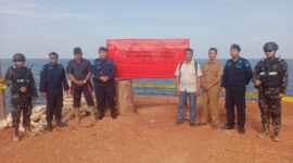 Kementerian Kelautan dan Perikanan Republik Indonesia melalui Pangkalan Pengawasan Sumber Daya Kelautan dan Perikanan (PSDKP) Batam, mengambil langkah tegas dengan menyegel Jeti Terminal Khusus (Tersus) milik PT. Telaga Bintang Jaya (TBJ) di Desa Tanjung Irat, Kecamatan Singkep Barat, Kabupaten Lingga, Selasa pagi (6/5/2025) | f. Red