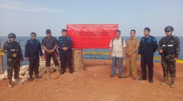 Kementerian Kelautan dan Perikanan Republik Indonesia melalui Pangkalan Pengawasan Sumber Daya Kelautan dan Perikanan (PSDKP) Batam, mengambil langkah tegas dengan menyegel Jeti Terminal Khusus (Tersus) milik PT. Telaga Bintang Jaya (TBJ) di Desa Tanjung Irat, Kecamatan Singkep Barat, Kabupaten Lingga, Selasa pagi (6/5/2025) | f. Red