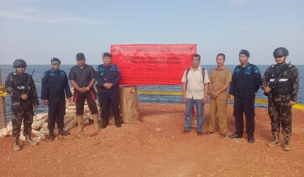 Kementerian Kelautan dan Perikanan Republik Indonesia melalui Pangkalan Pengawasan Sumber Daya Kelautan dan Perikanan (PSDKP) Batam, mengambil langkah tegas dengan menyegel Jeti Terminal Khusus (Tersus) milik PT. Telaga Bintang Jaya (TBJ) di Desa Tanjung Irat, Kecamatan Singkep Barat, Kabupaten Lingga, Selasa pagi (6/5/2025) | f. Red