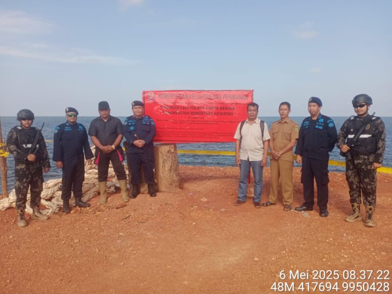 Kementerian Kelautan dan Perikanan Republik Indonesia melalui Pangkalan Pengawasan Sumber Daya Kelautan dan Perikanan (PSDKP) Batam, mengambil langkah tegas dengan menyegel Jeti Terminal Khusus (Tersus) milik PT. Telaga Bintang Jaya (TBJ) di Desa Tanjung Irat, Kecamatan Singkep Barat, Kabupaten Lingga, Selasa pagi (6/5/2025) | f. Red