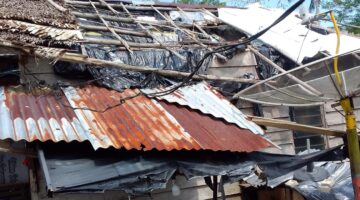 Rumah Joni, warga Desa Marok Tua, Kecamatan Singkep Barat, Kabupaten Lingga yang sudah tidak layak huni | f. Red