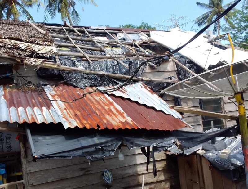 Rumah Joni, warga Desa Marok Tua, Kecamatan Singkep Barat, Kabupaten Lingga yang sudah tidak layak huni | f. Red