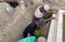 Wakapolres Lingga, Kompol Andi Sutrisno, A.Md, S.H, M.H., menunjukkan kepedulian dan empati mendalam terhadap masyarakat dengan hadir secara langsung dalam prosesi pemakaman warga Desa Tanjung Harapan, Kecamatan Singkep, Jumat (16/5/2025) | f. Humas Polres Lingga