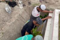 Wakapolres Lingga, Kompol Andi Sutrisno, A.Md, S.H, M.H., menunjukkan kepedulian dan empati mendalam terhadap masyarakat dengan hadir secara langsung dalam prosesi pemakaman warga Desa Tanjung Harapan, Kecamatan Singkep, Jumat (16/5/2025) | f. Humas Polres Lingga
