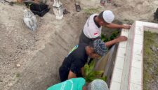 Wakapolres Lingga, Kompol Andi Sutrisno, A.Md, S.H, M.H., menunjukkan kepedulian dan empati mendalam terhadap masyarakat dengan hadir secara langsung dalam prosesi pemakaman warga Desa Tanjung Harapan, Kecamatan Singkep, Jumat (16/5/2025) | f. Humas Polres Lingga