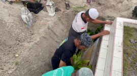 Wakapolres Lingga, Kompol Andi Sutrisno, A.Md, S.H, M.H., menunjukkan kepedulian dan empati mendalam terhadap masyarakat dengan hadir secara langsung dalam prosesi pemakaman warga Desa Tanjung Harapan, Kecamatan Singkep, Jumat (16/5/2025) | f. Humas Polres Lingga