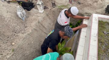 Wakapolres Lingga, Kompol Andi Sutrisno, A.Md, S.H, M.H., menunjukkan kepedulian dan empati mendalam terhadap masyarakat dengan hadir secara langsung dalam prosesi pemakaman warga Desa Tanjung Harapan, Kecamatan Singkep, Jumat (16/5/2025) | f. Humas Polres Lingga