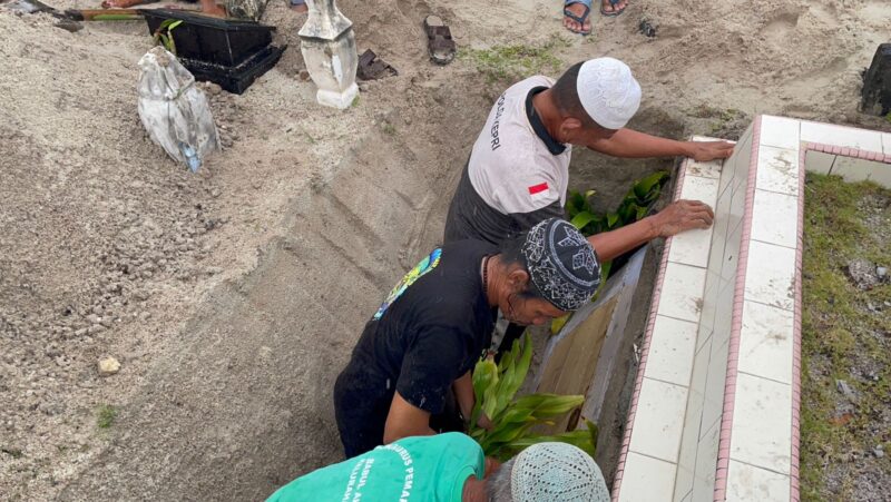 Wakapolres Lingga, Kompol Andi Sutrisno, A.Md, S.H, M.H., menunjukkan kepedulian dan empati mendalam terhadap masyarakat dengan hadir secara langsung dalam prosesi pemakaman warga Desa Tanjung Harapan, Kecamatan Singkep, Jumat (16/5/2025) | f. Humas Polres Lingga