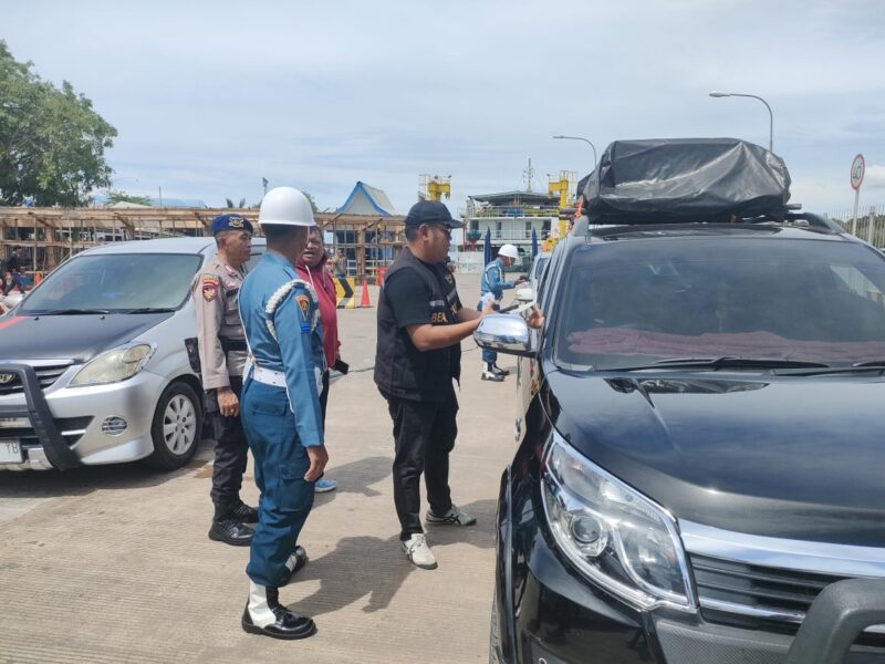 Kantor Pelayanan Utama Bea dan Cukai (KPU BC) Tipe B Batam bekerja sama dengan Lantamal IV TNI AL berhasil menyita 3.530.100 batang rokok tanpa pita cukai di Pelabuhan Punggur, Kamis (15/5/2025) | f. Red