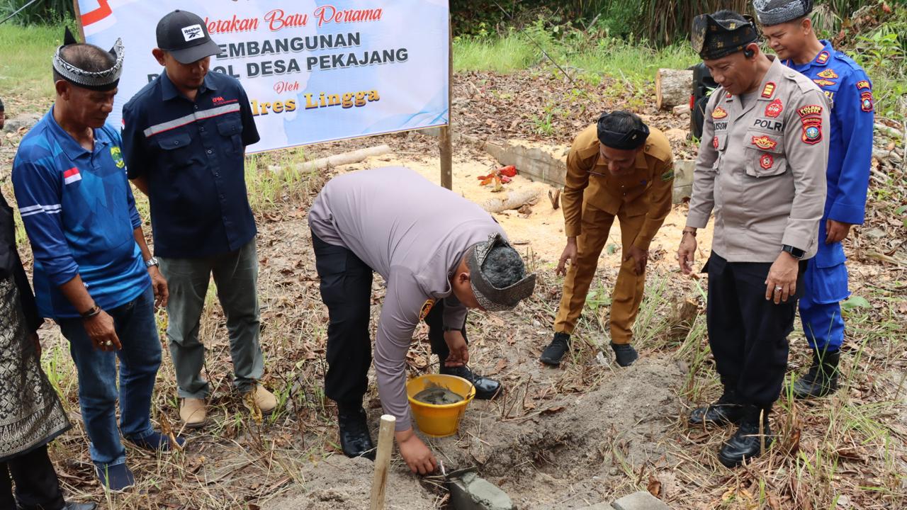 Kapolres Lingga Pimpin Peletakan Batu Pertama Pembangunan Pos Polisi di Desa Pekajang | f. Ist