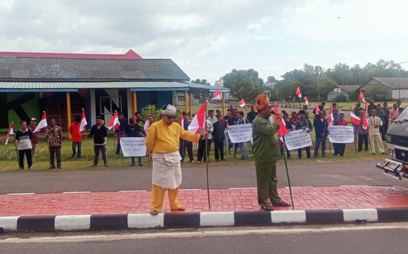 Puluhan Demonstran Geruduk Kantor Syahbandar Dabo Singkep, Tuntut Transparansi Izin Tersus PT TBJ | f. Vatawari | f. Red