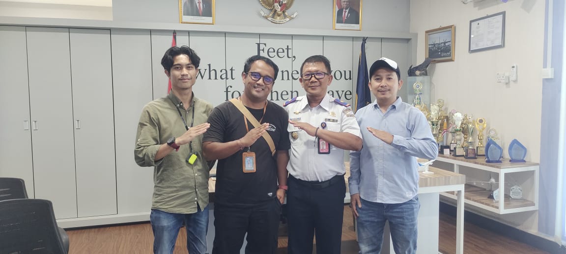 Foto bersama Anggota Komunitas Lingga Media Group (LMG) temu ramah dengan Kepala UPBU Kelas III Dabo Singkep tahun 2024 lalu | f. Wandy