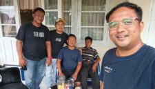 Anggota Komunitas LMG temu ramah ke rumah Kabandara Dabo Singkep | f. Wandy
