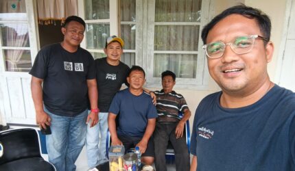 Anggota Komunitas LMG temu ramah ke rumah Kabandara Dabo Singkep | f. Wandy