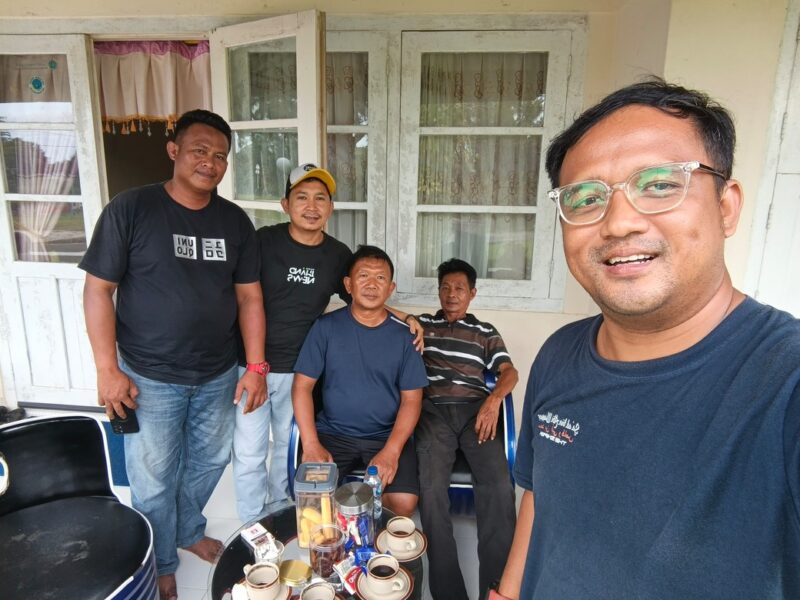 Anggota Komunitas LMG temu ramah ke rumah Kabandara Dabo Singkep | f. Wandy