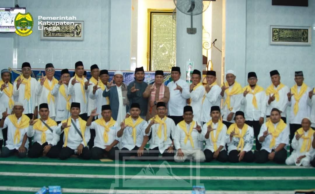 Tangis Haru Iringi Keberangkatan 61 Jama'ah Haji Asal Kabupaten Lingga, Dilepas Langsung oleh Bupati Nizar | f. Prokopim Lingga