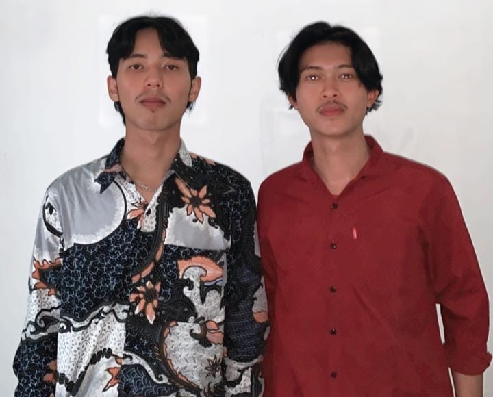 Bimantara (Baju Merah) Ketua GAM Kepri dan Yogi Saputra (Baju Batik) Sekretaris | f. Red