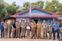 Kepala Satuan Polisi Pamong Praja dan Pemadam Kebakaran (Satpol PP/Damkar) Kabupaten Lingga, Dody Suhendra bersama anggota | f. Red