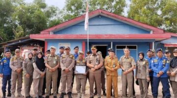 Kepala Satuan Polisi Pamong Praja dan Pemadam Kebakaran (Satpol PP/Damkar) Kabupaten Lingga, Dody Suhendra bersama anggota | f. Red
