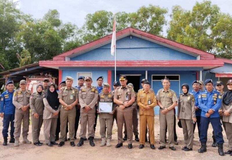 Kepala Satuan Polisi Pamong Praja dan Pemadam Kebakaran (Satpol PP/Damkar) Kabupaten Lingga, Dody Suhendra bersama anggota | f. Red