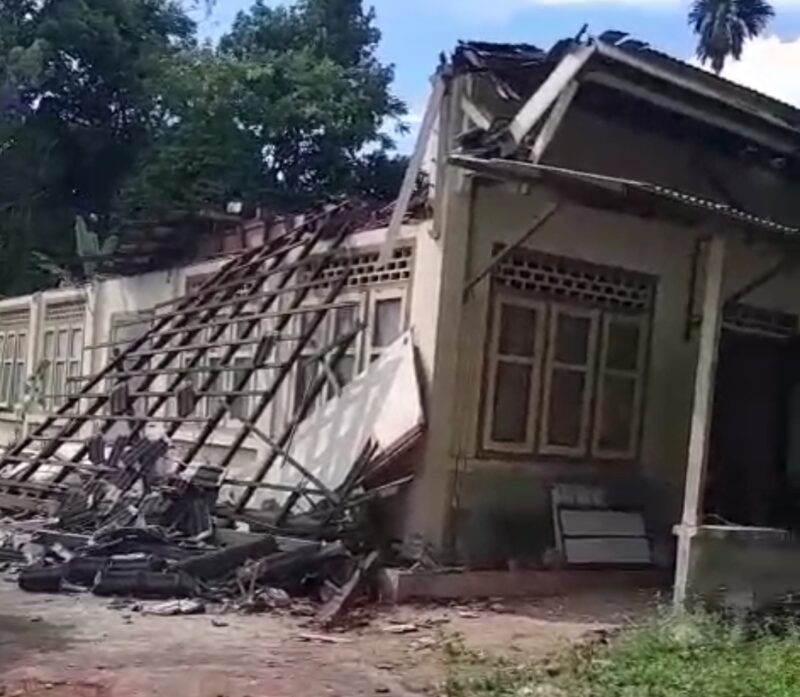 Atap Rumah Ambruk Dimakan Rayap, Ari Warga Dabo Alami Kerugian Puluhan Juta Rupiah: Pemerintah Siapkan Proposal Renovasi ke Dinas Perkim | f. Wndy