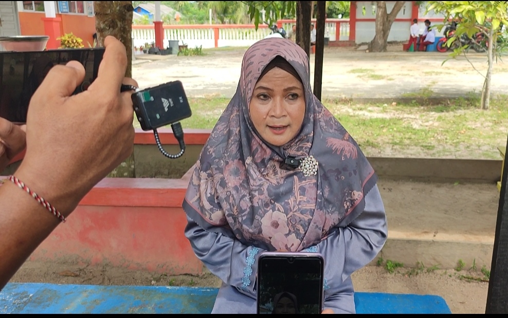 Kepala SD 008 Singkep, Desa Tanjung Harapan, Kec. Singkep, Lingga saat diwawancarai rekan Jurnalis | f. Ivantri