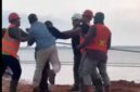 Seorang warga asli Kecamatan Singkep Barat berinisial NH menjadi korban pemukulan oleh oknum berbaju biru berinisial AC saat berupaya menghentikan aktivitas loading bauksit milik PT Hermina Jaya di Terminal Khusus TBJ, Desa Tanjung Irat, Kamis (1/5/2025). | f. Red