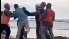 Seorang warga asli Kecamatan Singkep Barat berinisial NH menjadi korban pemukulan oleh oknum berbaju biru berinisial AC saat berupaya menghentikan aktivitas loading bauksit milik PT Hermina Jaya di Terminal Khusus TBJ, Desa Tanjung Irat, Kamis (1/5/2025). | f. Red