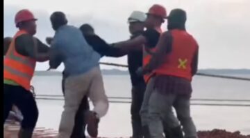 Seorang warga asli Kecamatan Singkep Barat berinisial NH menjadi korban pemukulan oleh oknum berbaju biru berinisial AC saat berupaya menghentikan aktivitas loading bauksit milik PT Hermina Jaya di Terminal Khusus TBJ, Desa Tanjung Irat, Kamis (1/5/2025). | f. Red