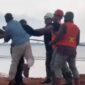 Seorang warga asli Kecamatan Singkep Barat berinisial NH menjadi korban pemukulan oleh oknum berbaju biru berinisial AC saat berupaya menghentikan aktivitas loading bauksit milik PT Hermina Jaya di Terminal Khusus TBJ, Desa Tanjung Irat, Kamis (1/5/2025). | f. Red
